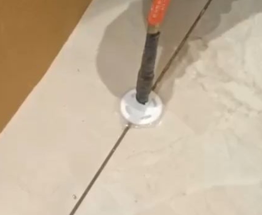 解放瓷砖空鼓维修公司专业解答瓷砖在铺贴过程中，如果没有涂抹均匀到位的粘结材料（如水泥砂浆或瓷砖胶），可能会导致以下问题