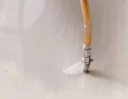 解放瓷砖空鼓维修公司专业解答在瓷砖铺贴过程中，如果使用的砂料过粗（如全部使用了粗砂），可能会导致以下问题